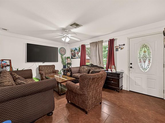 5th image of 2111 Hickory Ln