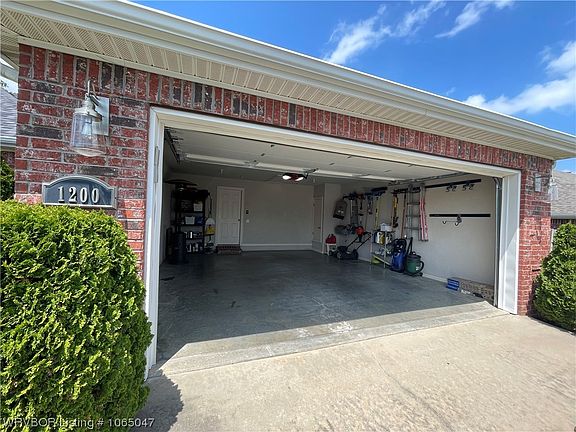 4th image of 1200 Shiraz Dr