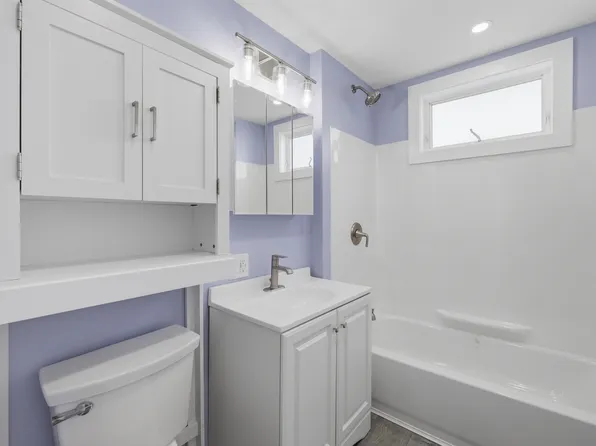 19 1/2 Balcom St Floor 1, Nashua, NH 03060