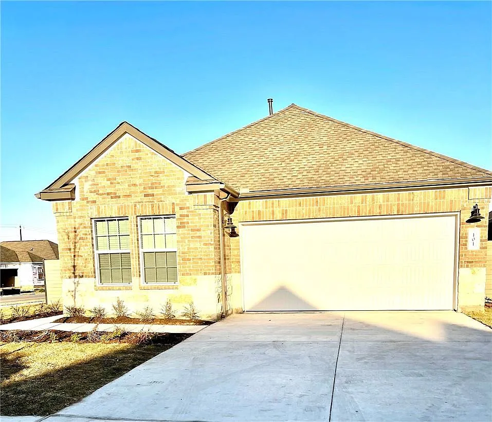 4 bed, 2.0 bath, 1815 sqft, $2,495 — Photo 2