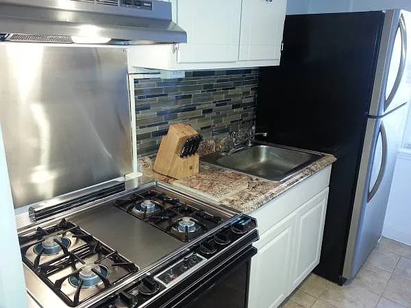 230 Farmington Ave — Photo 5