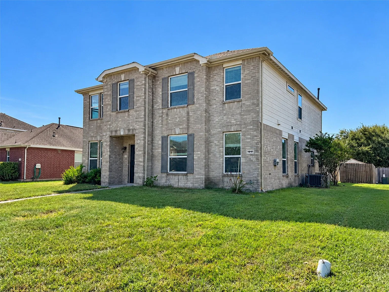 5 bed, 3.5 bath, 3206 sqft, $2,800 — Photo 2