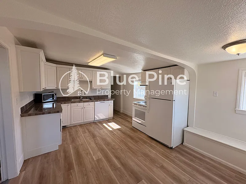 4 bed, 1.0 bath, 1445 sqft, $1,595 — Photo 4