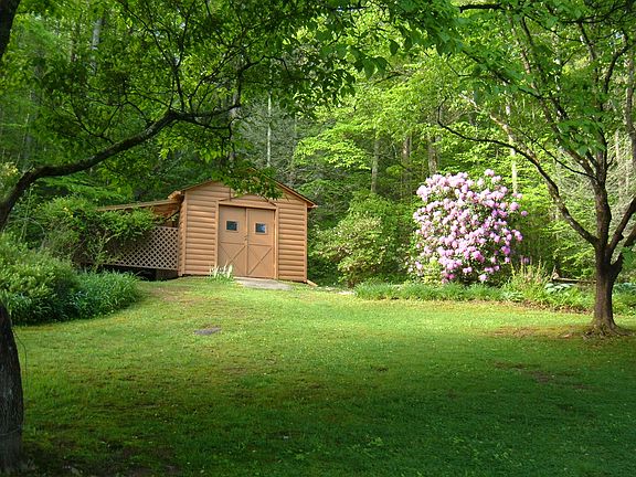 Back yard shed and leanto.