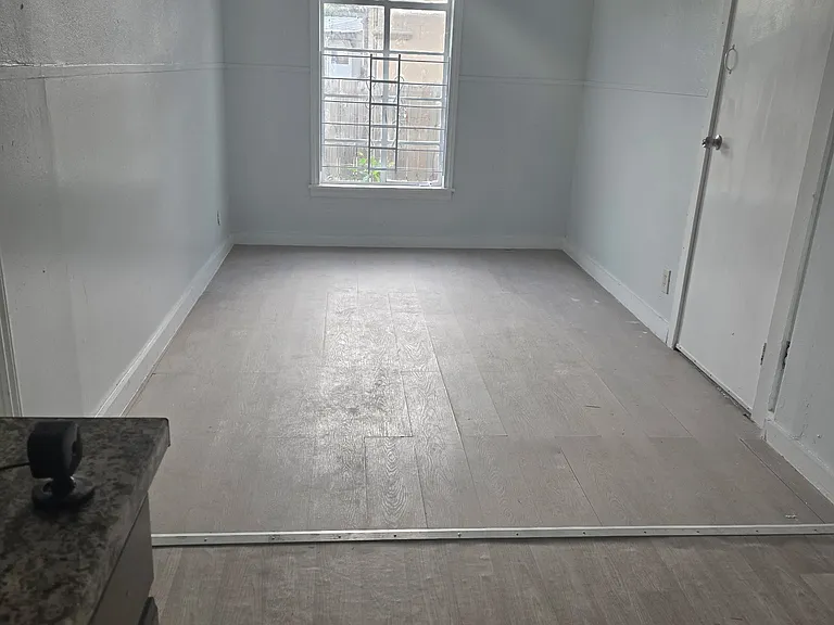 1034 Poinsettia — Photo 3