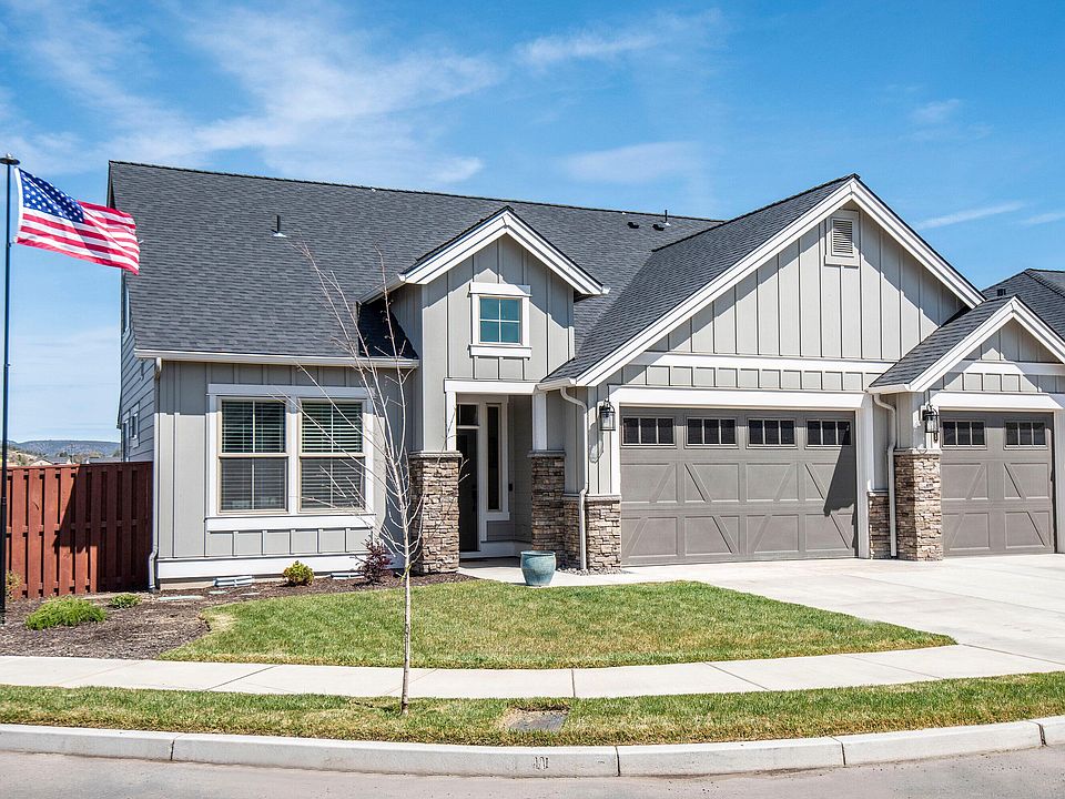 1st image of 1055 NE Henry Dr