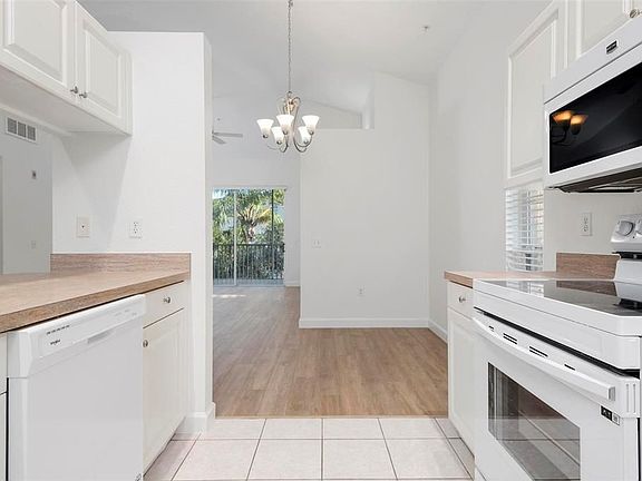 4th image of 4230 Castlebridge Ln #1825B1