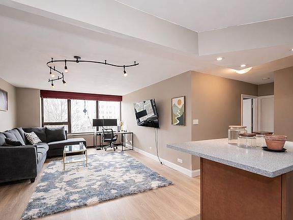 3rd image of 3930 N Pine Grove Ave APT 310