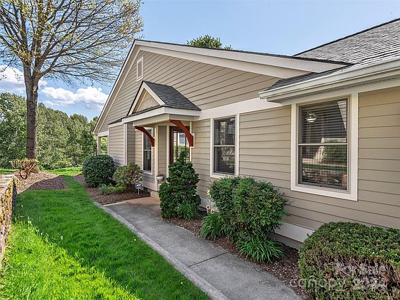 3rd image of 27 Augusta Cir