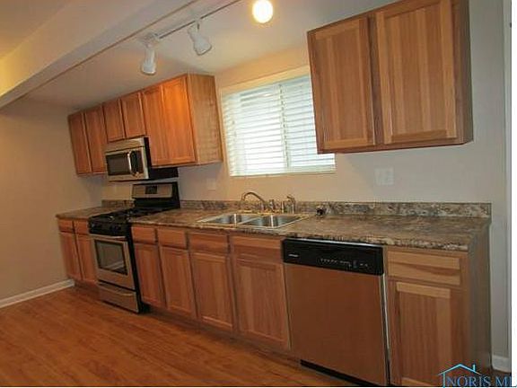 5th image of 1005 Village Trail Dr