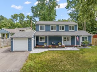761 Farnsworth Rd, White Lake, MI 48386