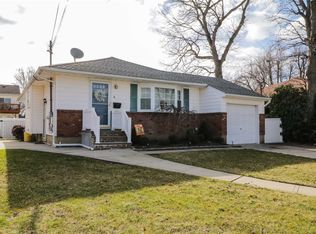 4 McKinley Ave, Farmingdale, NY 11735