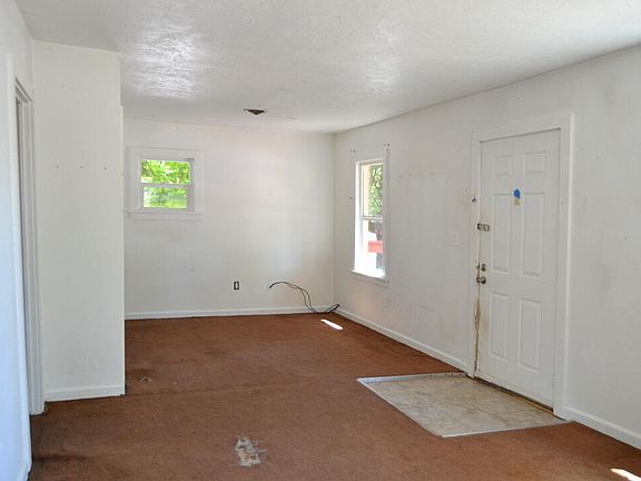 2nd image of 322 SE L St