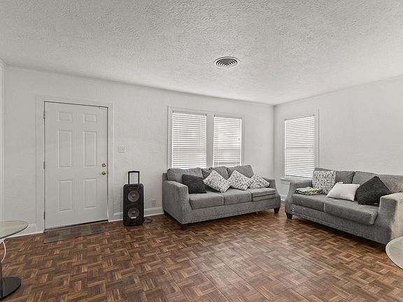 5th image of 4616 Woodlawn St