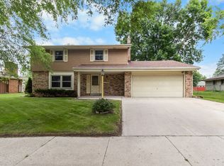 1412 Cottonwood Dr, Waukesha, WI 53189