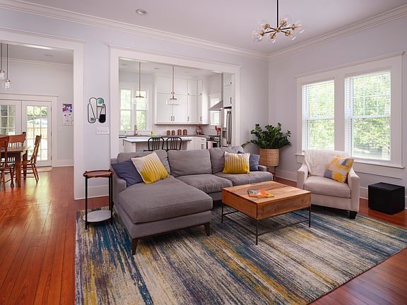 Open living / kitchen / breakfast floor plan