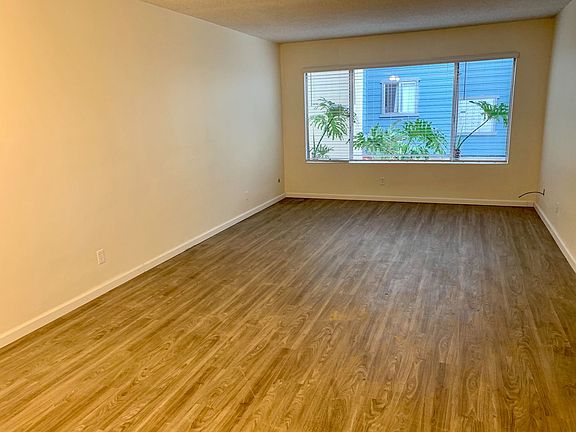 3rd image of 1933 Hornblend St #6