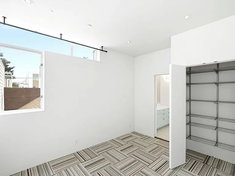 1076 S Van Ness Ave — Photo 28