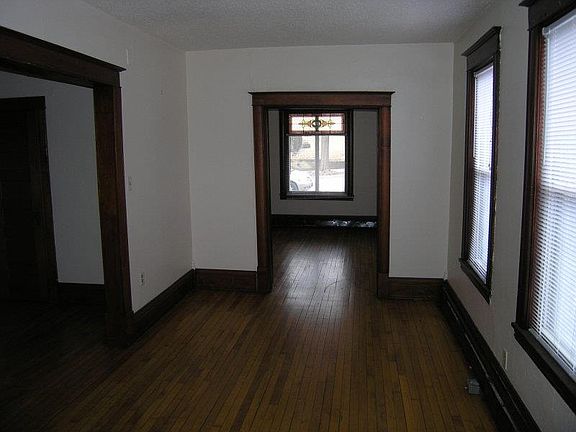 4th image of 262 Irving Ave N