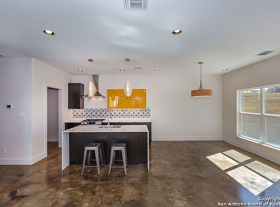5th image of 310 Refugio St #101
