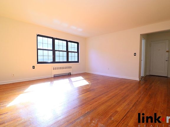 4th image of 365 Parkview Ave #2M