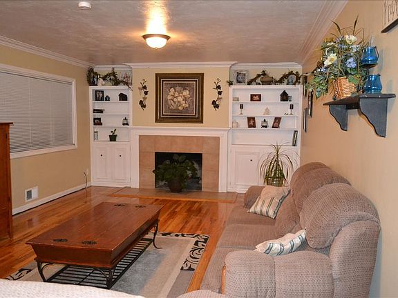 2nd image of 954 Syringa Dr
