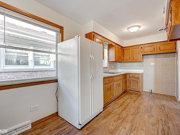 3rd image of 6014 W Montrose Ave
