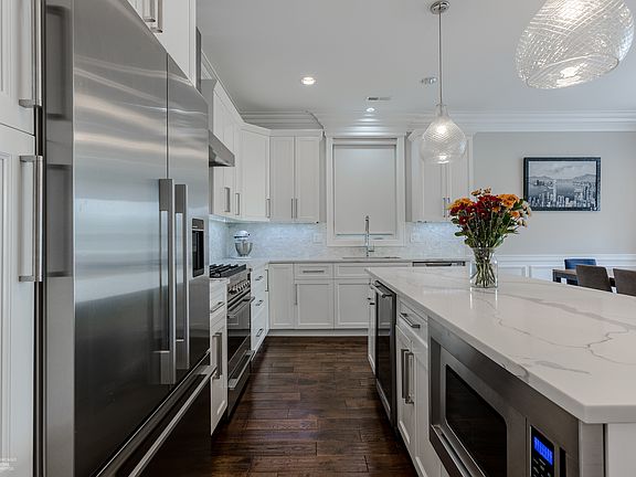 5th image of 2312 W Belmont Ave #2E