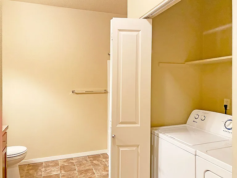 Catron Apartments - 1-3 Bedrooms 2 Bathrooms with In Unit Washer/Dryer and Internet — Photo 10