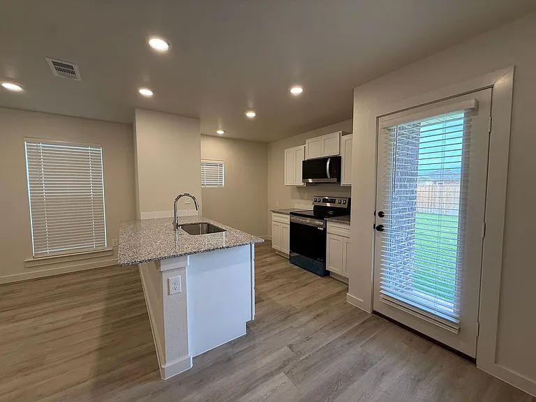 5520 Rice St — Photo 4