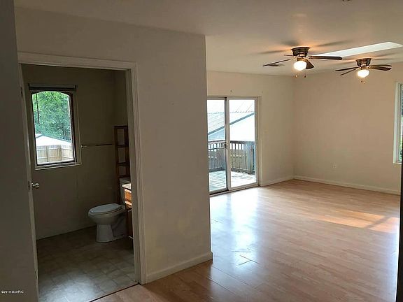 3rd image of 5566 Vine St