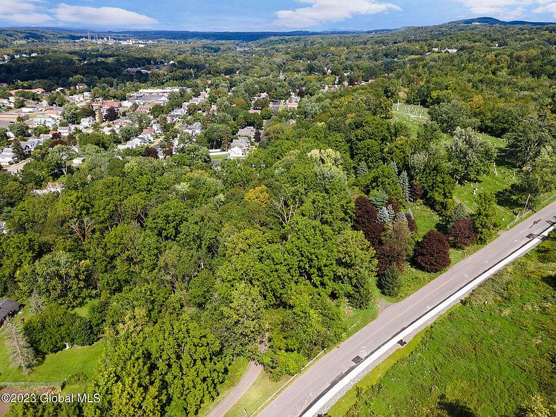 2nd image of 226 Cemetery Road