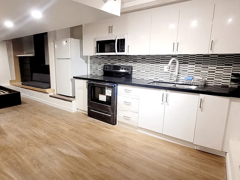 2378 Saint Clair Ave W #BASEMENT — Photo 2