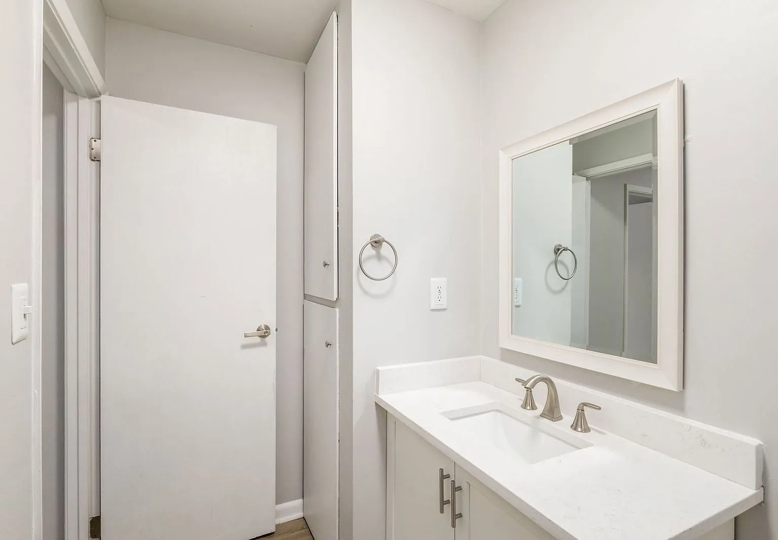 1 bed, 1.0 bath, $899 — Photo 2