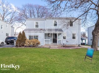 112 W Glenlake Ave, Roselle, IL 60172
