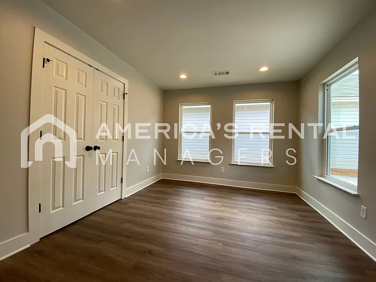 6228 Burbank Crossing Loop — Photo 11