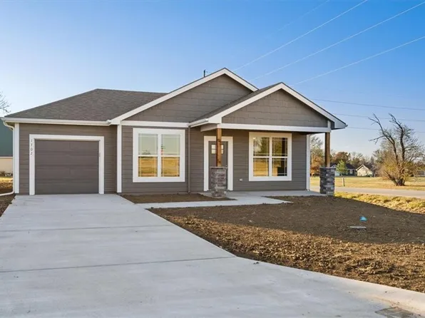803 S Pecan St, Ottawa, KS 66067