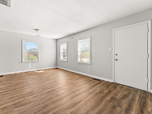 5th image of 3277 Ashland St