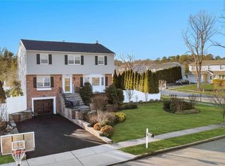 2 Commander Vic Ln, Nesconset, NY 11767