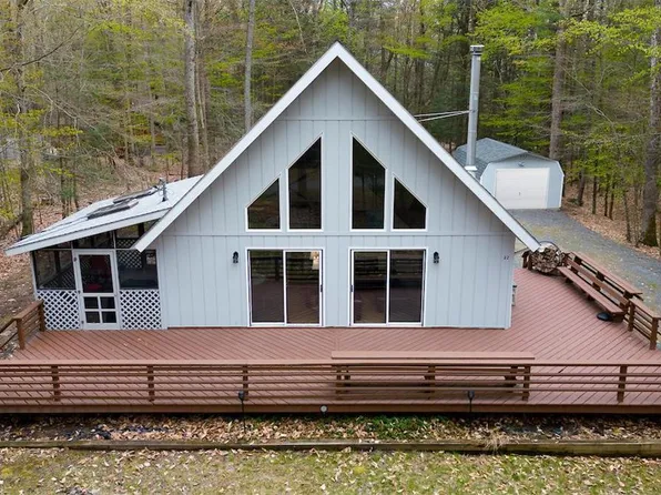 22 Birch Dr, Lakeville, PA 18438