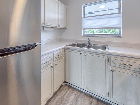 5th image of 420 W Palm Street #24