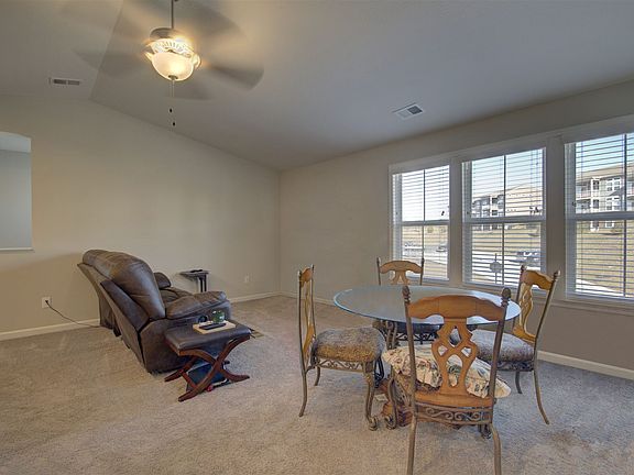 3rd image of 828 Yorkshire Dr
