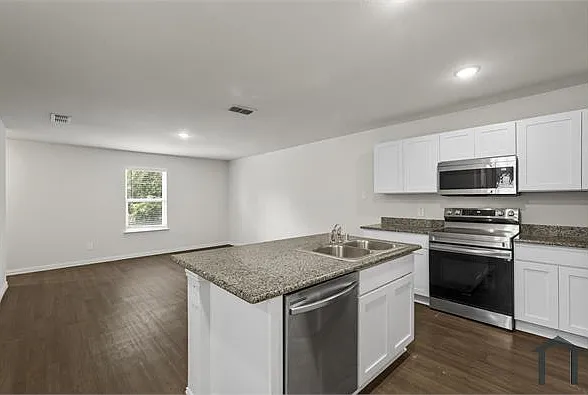 3 bed, 1028 sqft, $1,575 — Photo 4
