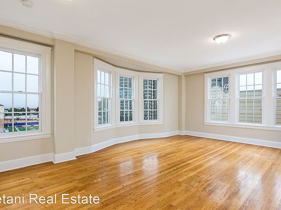 2nd image of 990 Bay St #990