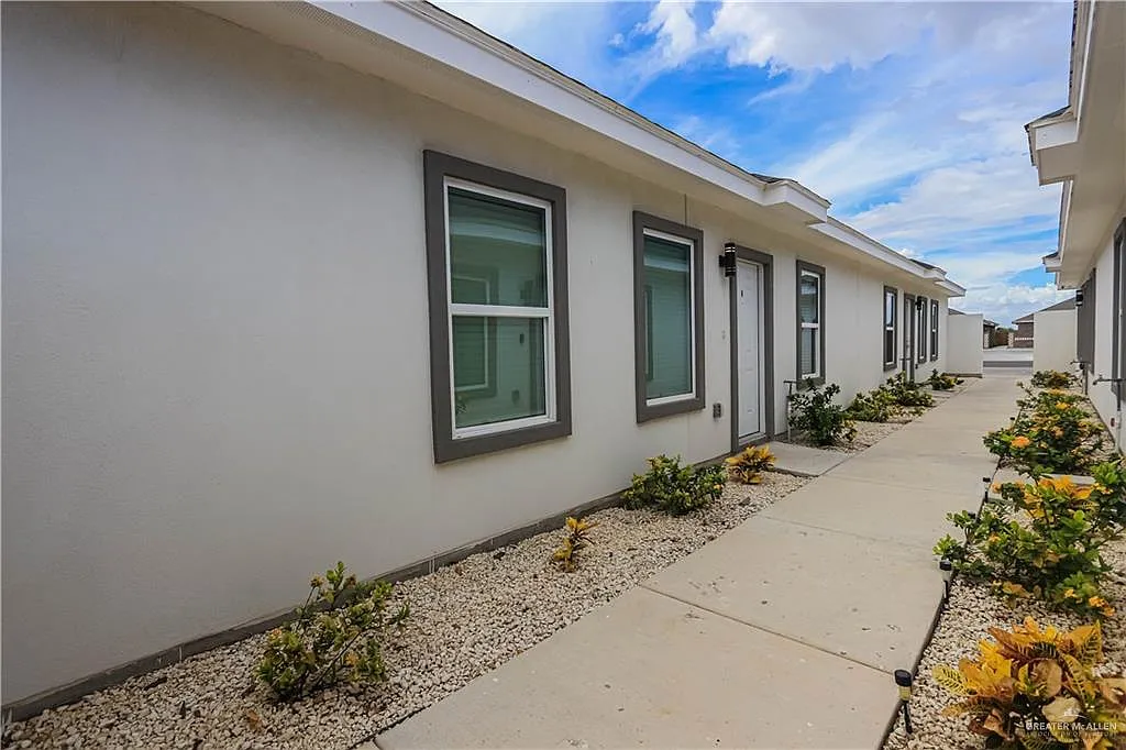 3 bed, 2.0 bath, 1040 sqft, $1,000 — Photo 4