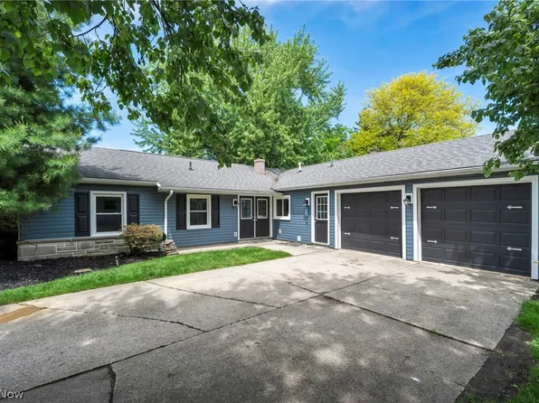 150 Greenbriar Dr, Aurora, OH 44202