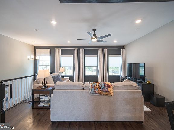 3rd image of 2517 Hyacinth Ln