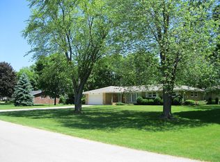 2800 Emling Cir, Brookfield, WI 53005