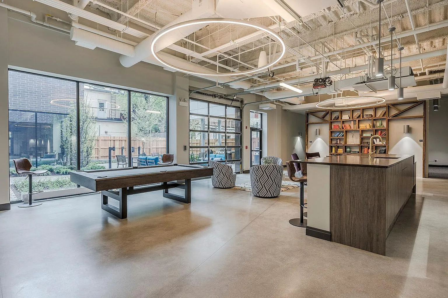 Edge on Broadway — Photo 3