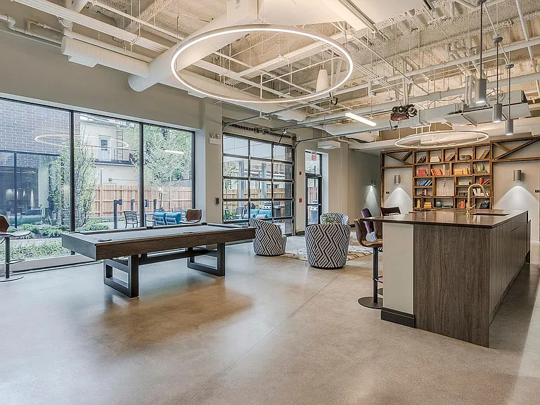Edge on Broadway — Photo 3